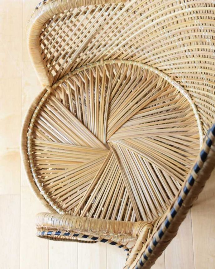 1Pソファ(ラウンジチェア) アンティーク チェア 置くだけで絵になるお洒落なアンティークのピーコックチェア。座面を上から見るとこんな感じ座面のデザインも編み方でこんなにお洒落です。(x-492-c)