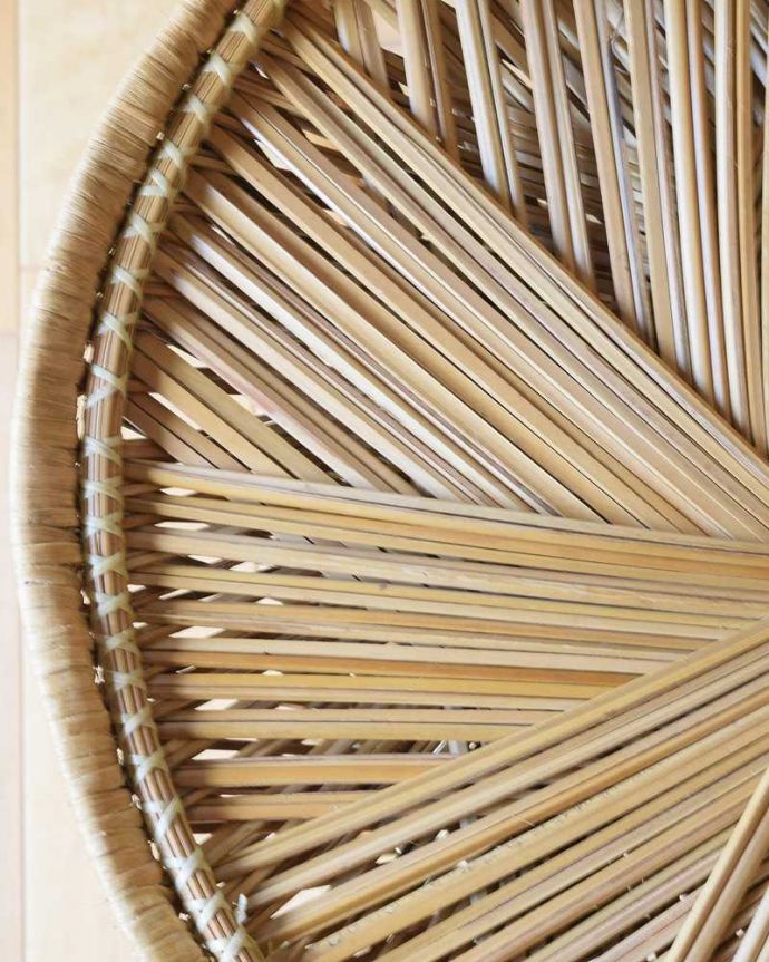 1Pソファ(ラウンジチェア) アンティーク チェア 置くだけで絵になるお洒落なアンティークのピーコックチェア。近くで見ると・・・座面もキレイに編まれています。(x-492-c)