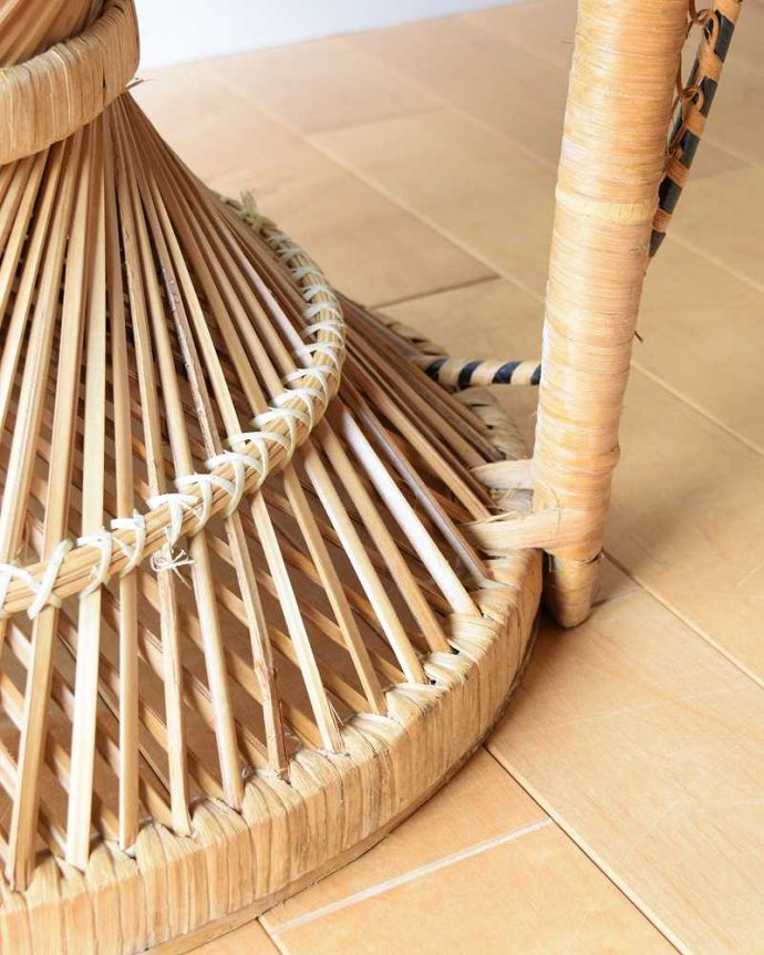 1Pソファ(ラウンジチェア) アンティーク チェア 置くだけで絵になるお洒落なアンティークのピーコックチェア。床を滑らせて移動出来ますHandleではアンティークチェアの脚の裏にフェルトキーパーをお付けしています。(x-492-c)