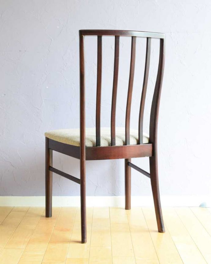 ダイニングチェア アンティーク チェア イギリスで見つけたバイバックのヴィンテージチェア (マッキントッシュ)。後ろ姿にも自信があります新品ではないので経年変化によるキズはありますが、専門の職人が目立たないようキレイにお直しをしているので、後姿までキレイです。(x-494-c)