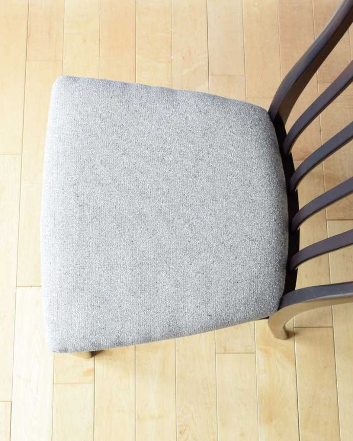 ダイニングチェア アンティーク チェア イギリスで見つけたバイバックのヴィンテージチェア (マッキントッシュ)。座面を上から見るとこんな感じ長時間座っても疲れません。(x-494-c)