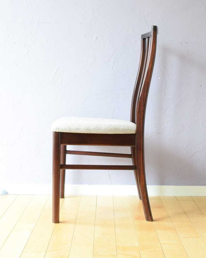 ダイニングチェア アンティーク チェア イギリスで見つけたバイバックのヴィンテージチェア (マッキントッシュ)。横から見てもスッキリとカッコイイヴィンテージチェアは、もちろん新品ではないので経年変化によるキズはありますが、キレイに修復したので安心して座って下さい。(x-494-c)