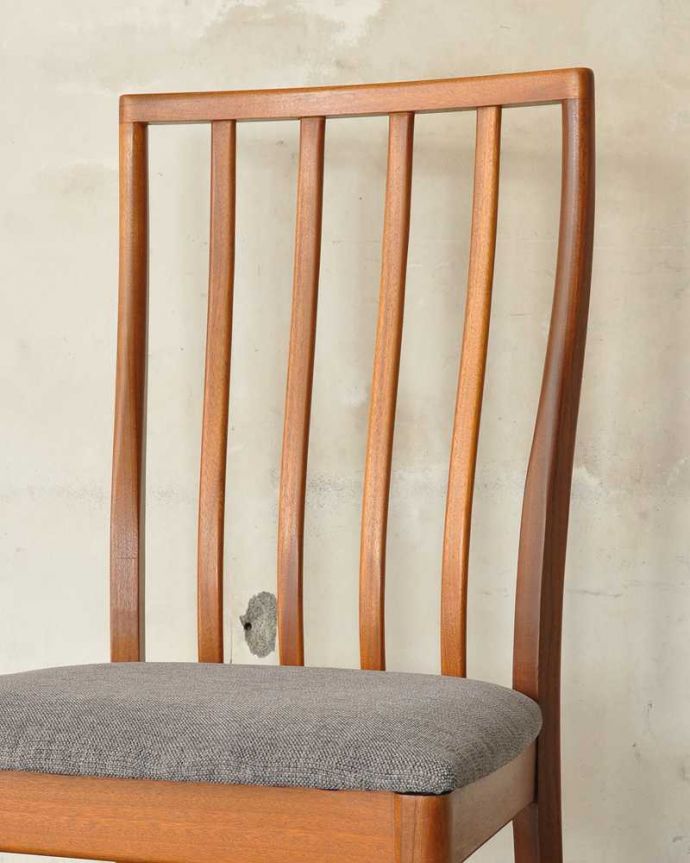 ダイニングチェア アンティーク チェア イギリスで見つけたマッキントッシュのダイニングチェア、木製フレームのヴィンテージチェア。後からキュッと支えてくれる背もたれシンプルでスッキリとまとめられたヴィンテージチェア。(x-495-c)