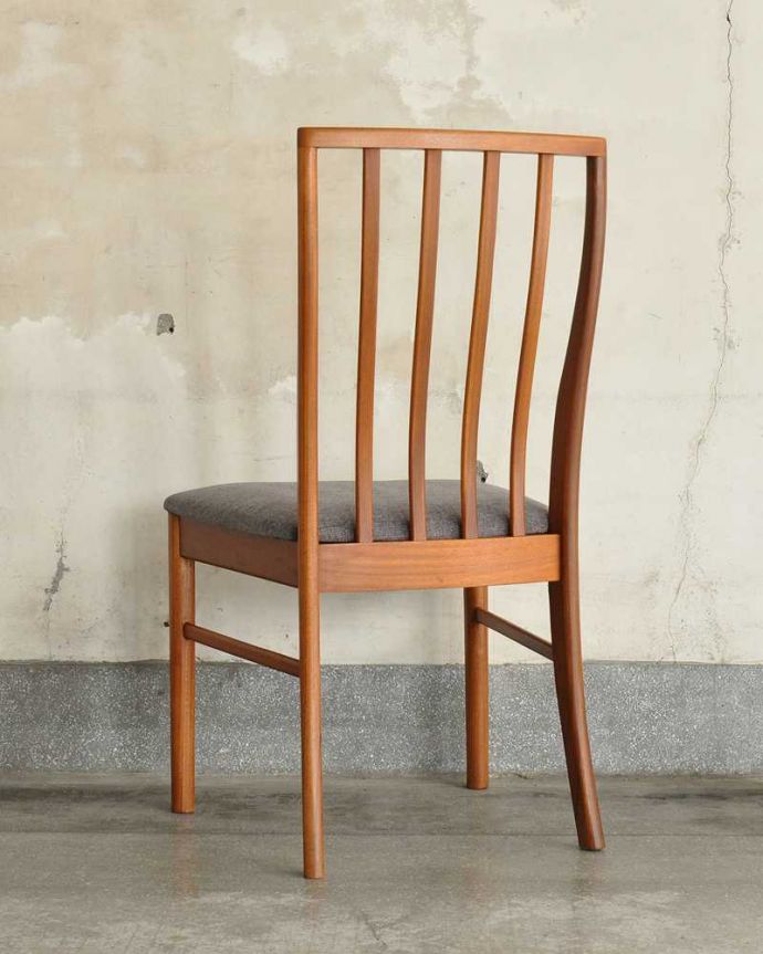 ダイニングチェア アンティーク チェア イギリスで見つけたマッキントッシュのダイニングチェア、木製フレームのヴィンテージチェア。後ろ姿にも自信があります新品ではないので経年変化によるキズはありますが、専門の職人が目立たないようキレイにお直しをしているので、後姿までキレイです。(x-495-c)