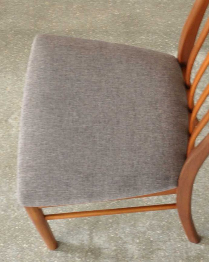 ダイニングチェア アンティーク チェア イギリスで見つけたマッキントッシュのダイニングチェア、木製フレームのヴィンテージチェア。座面を上から見るとこんな感じ長時間座っても疲れません。(x-495-c)