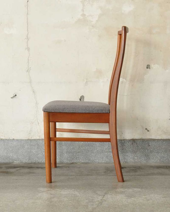 ダイニングチェア アンティーク チェア イギリスで見つけたマッキントッシュのダイニングチェア、木製フレームのヴィンテージチェア。横から見てもスッキリとカッコイイヴィンテージチェアは、もちろん新品ではないので経年変化によるキズはありますが、キレイに修復したので安心して座って下さい。(x-495-c)