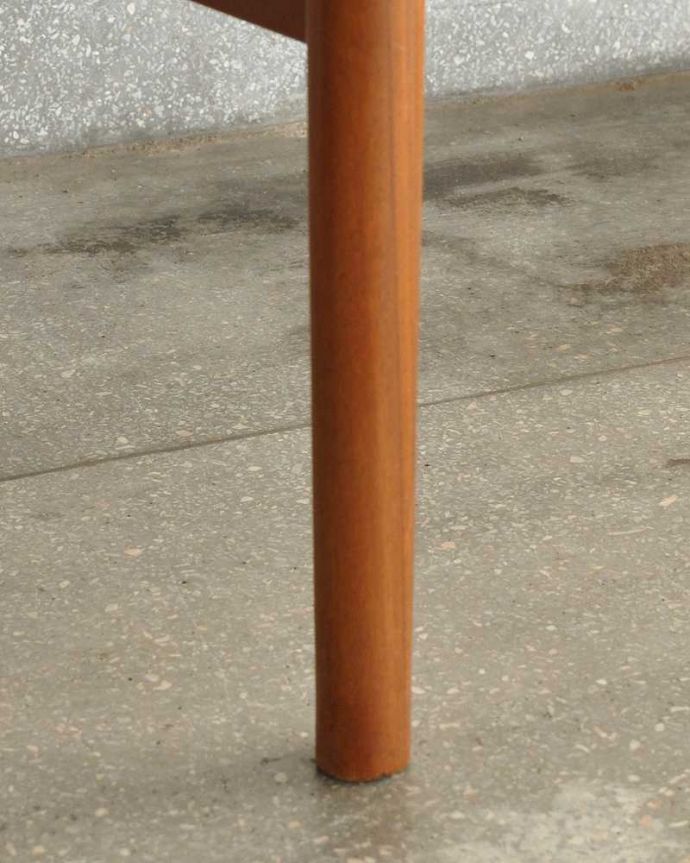 ダイニングチェア アンティーク チェア イギリスで見つけたマッキントッシュのダイニングチェア、木製フレームのヴィンテージチェア。床を滑らせて移動出来ますHandleではアンティークチェアの脚の裏にフェルトキーパーをお付けしています。(x-495-c)