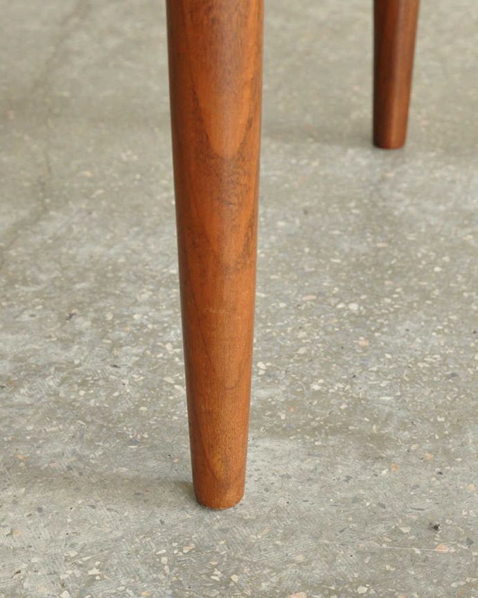 G-PLAN(Gプラン) アンティーク チェア カッコイイ北欧のヴィンテージ椅子、G-planダニッシュのチェア(danish)。床を滑らせて移動出来ますHandleではアンティークチェアの脚の裏にフェルトキーパーをお付けしています。(x-496-c)