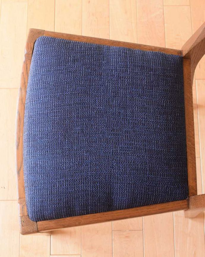 G-PLAN(Gプラン) アンティーク チェア 特別にめずらしいG-PLANの椅子、北欧スタイルのヴィンテージダイニングチェア。座面を上から見るとこんな感じ長時間座っても疲れません。(x-497-c)