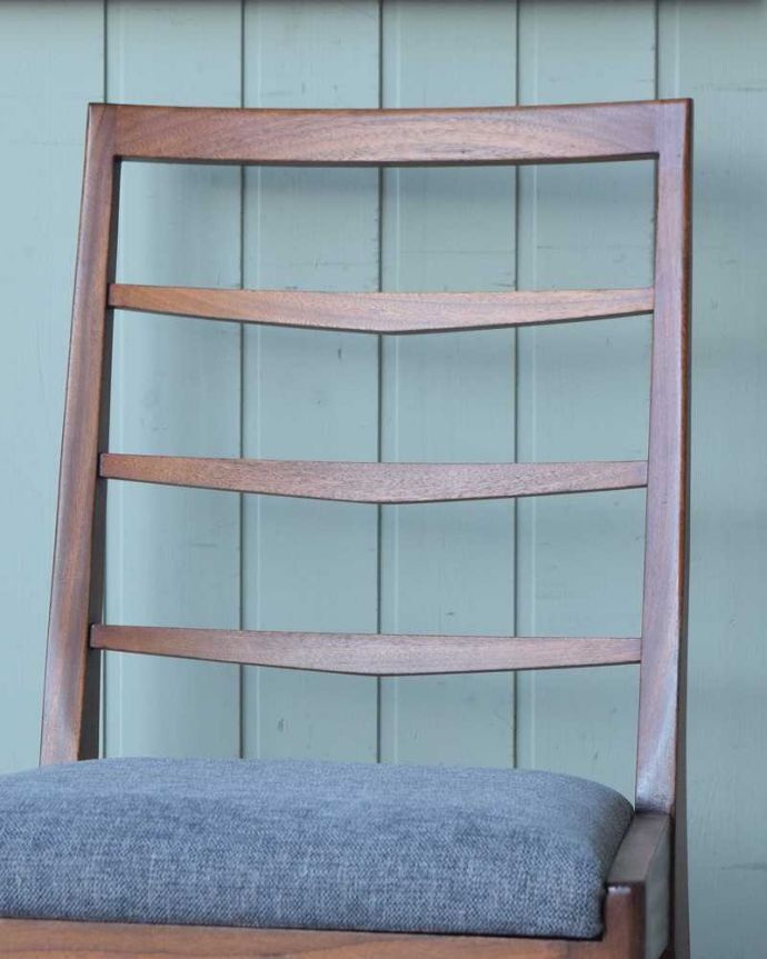 ダイニングチェア　アンティーク チェア　英国のビンテージチェア、マッキントッシュ (Mcintosh社)の椅子。後からキュッと支えてくれる背もたれシンプルでスッキリとまとめられたヴィンテージチェア。(x-498-c)