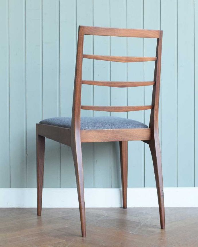 ダイニングチェア　アンティーク チェア　英国のビンテージチェア、マッキントッシュ (Mcintosh社)の椅子。後ろ姿にも自信があります新品ではないので経年変化によるキズはありますが、専門の職人が目立たないようキレイにお直しをしているので、後姿までキレイです。(x-498-c)