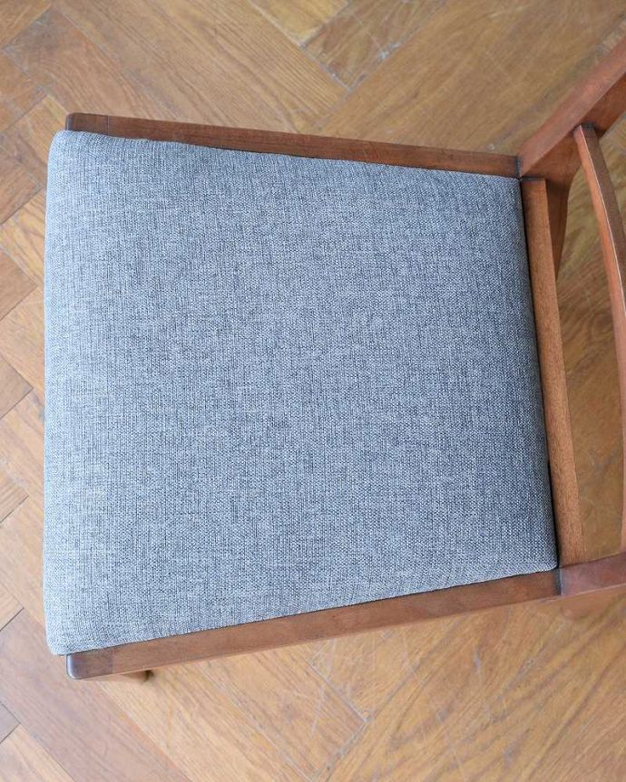 ダイニングチェア　アンティーク チェア　英国のビンテージチェア、マッキントッシュ (Mcintosh社)の椅子。座面を上から見るとこんな感じ長時間座っても疲れません。(x-498-c)