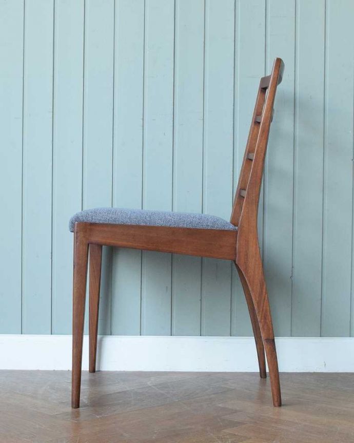 ダイニングチェア　アンティーク チェア　英国のビンテージチェア、マッキントッシュ (Mcintosh社)の椅子。横から見てもスッキリとカッコイイヴィンテージチェアは、もちろん新品ではないので経年変化によるキズはありますが、キレイに修復したので安心して座って下さい。(x-498-c)