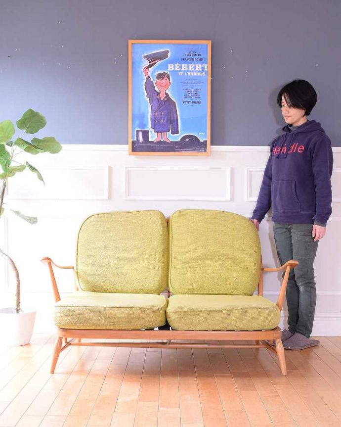 アーコールの家具　アンティーク チェア　北欧スタイルのカッコいいデザインが魅力、アーコールの２人掛けソファ。アーコールらしいスッキリしたカッコよさシンプルな中にアーコールらしい職人技が見られる木枠のソファ。(x-499-c)