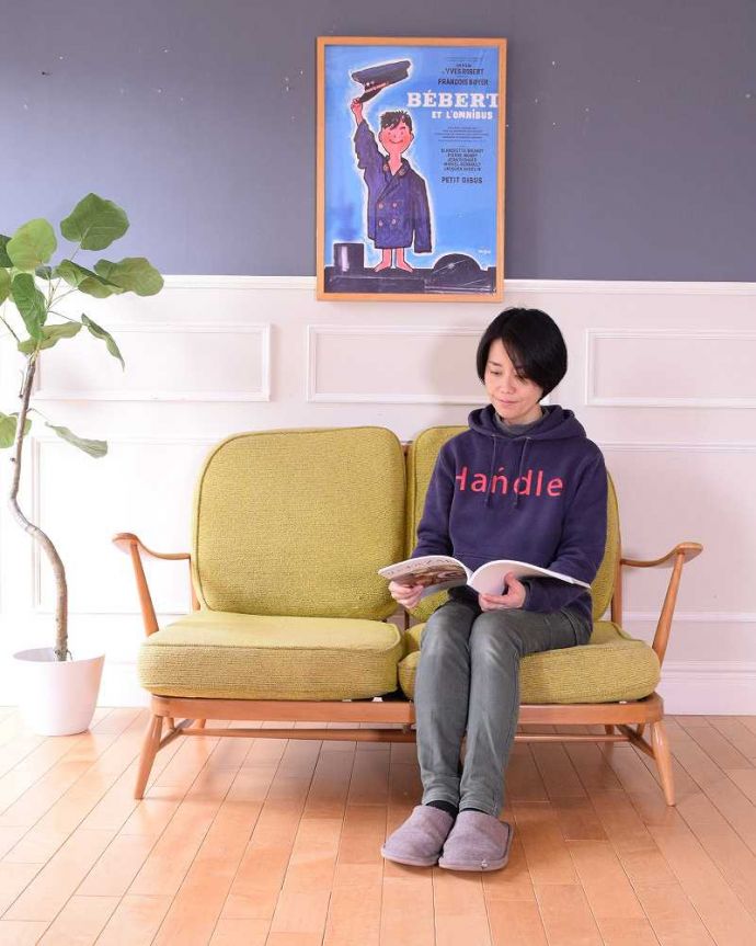 アーコールの家具　アンティーク チェア　北欧スタイルのカッコいいデザインが魅力、アーコールの２人掛けソファ。ゆったり座れます木枠でしっかり組んであるソファ。(x-499-c)