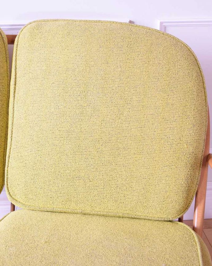 アーコールの家具　アンティーク チェア　北欧スタイルのカッコいいデザインが魅力、アーコールの２人掛けソファ。包み込んでくれる背もたれ背もたれにもクッションが付いているので、ソファのように、ゆったりと背中を預けることができます。(x-499-c)