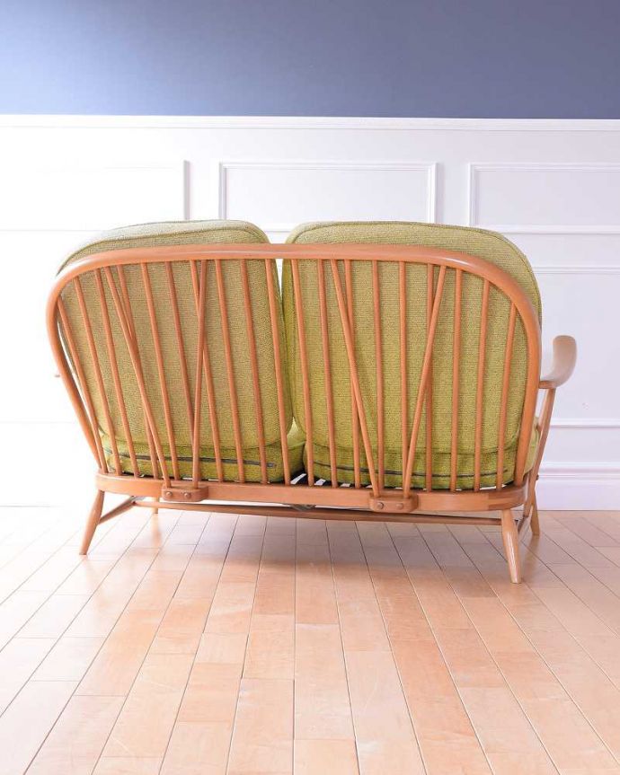 アーコールの家具　アンティーク チェア　北欧スタイルのカッコいいデザインが魅力、アーコールの２人掛けソファ。やっぱりアーコール。(x-499-c)