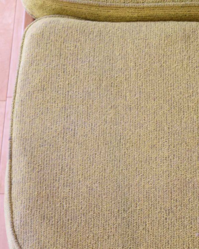 アーコールの家具　アンティーク チェア　北欧スタイルのカッコいいデザインが魅力、アーコールの２人掛けソファ。座面の生地はこんな感じ温かい雰囲気をつくってくれる可愛らしい生地です。(x-499-c)