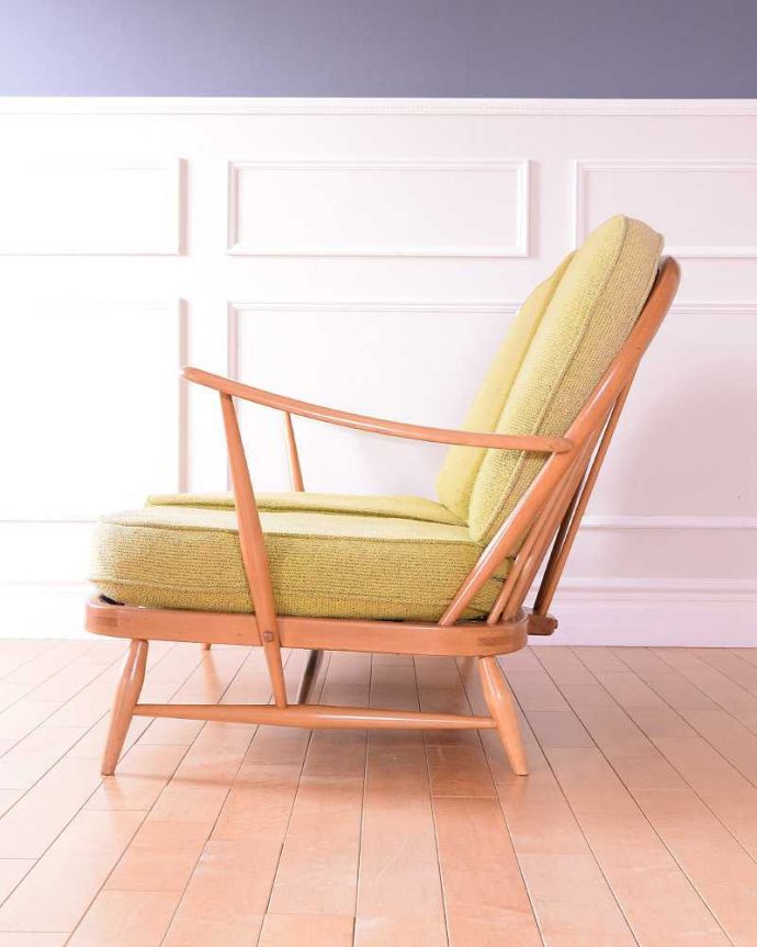 アーコールの家具　アンティーク チェア　北欧スタイルのカッコいいデザインが魅力、アーコールの２人掛けソファ。横から見てもカッコイイ計算され作りたシンプルなフォルム。(x-499-c)