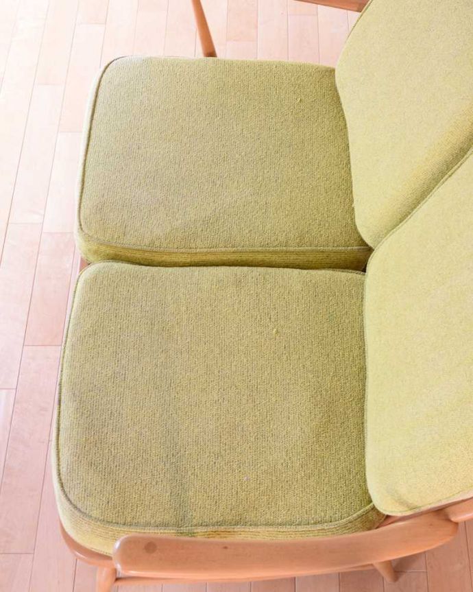 アーコールの家具　アンティーク チェア　北欧スタイルのカッコいいデザインが魅力、アーコールの２人掛けソファ。広々とした座面ふかふかの大きな座面が包み込んでくれます。(x-499-c)