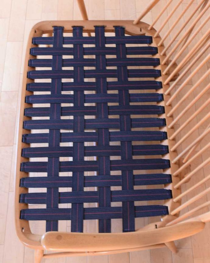 アーコールの家具　アンティーク チェア　北欧スタイルのカッコいいデザインが魅力、アーコールの２人掛けソファ。クッションを外すとこんな感じウェービングテープは新しいものに張り替えたので、安心して使えます。(x-499-c)