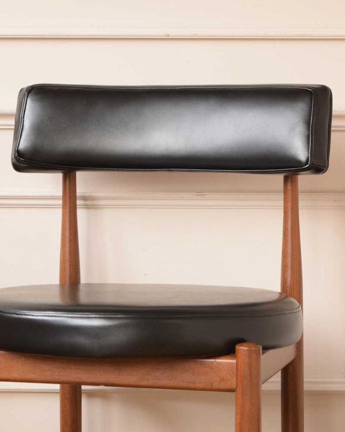 G-PLAN(Gプラン)　アンティーク チェア　Gプランのフレスコシリーズのヴィンテージチェア、丸い座面のダイニングチェア（ブラック）。後からキュッと支えてくれる背もたれシンプルでスッキリとまとめられたヴィンテージチェア。(x-500-c)