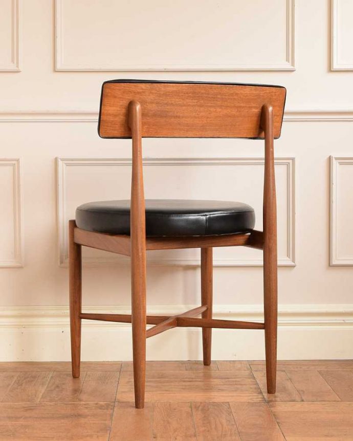 G-PLAN(Gプラン)　アンティーク チェア　Gプランのフレスコシリーズのヴィンテージチェア、丸い座面のダイニングチェア（ブラック）。後ろ姿にも自信があります新品ではないので経年変化によるキズはありますが、専門の職人が目立たないようキレイにお直しをしているので、後姿までキレイです。(x-500-c)