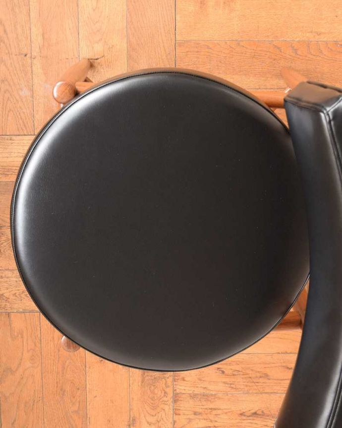 G-PLAN(Gプラン)　アンティーク チェア　Gプランのフレスコシリーズのヴィンテージチェア、丸い座面のダイニングチェア（ブラック）。座面を上から見るとこんな感じ長時間座っても疲れません。(x-500-c)