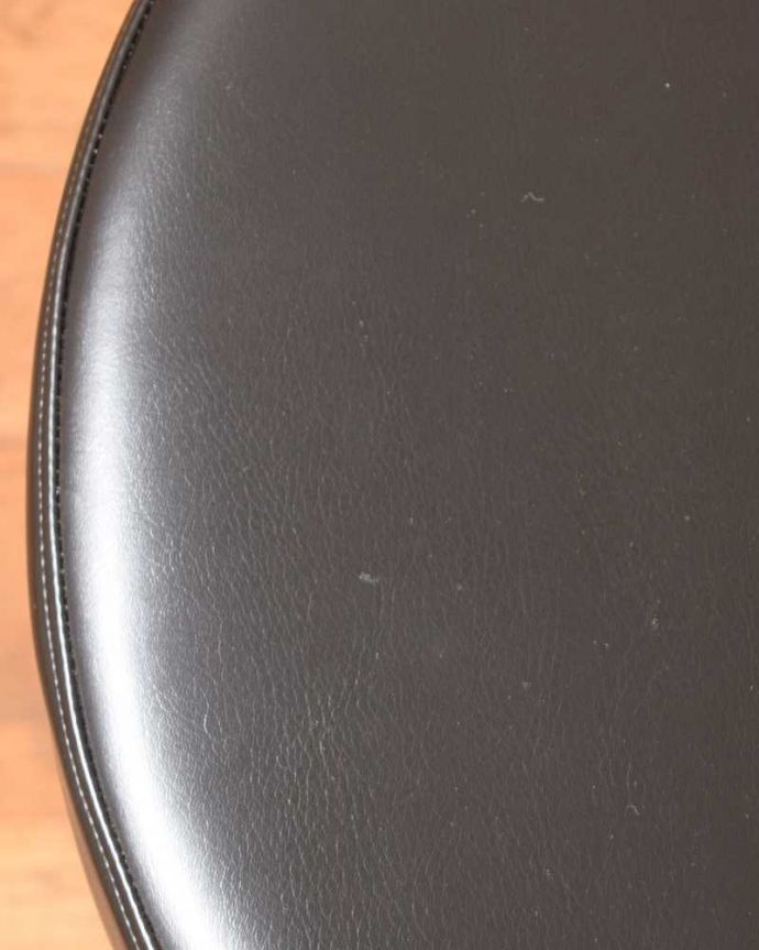 G-PLAN(Gプラン)　アンティーク チェア　Gプランのフレスコシリーズのヴィンテージチェア、丸い座面のダイニングチェア（ブラック）。新しいものに張り替えていますシンプルなデザインを活かせるよう考えて座面の生地を選びました。(x-500-c)