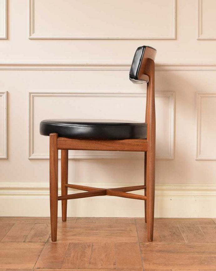 G-PLAN(Gプラン)　アンティーク チェア　Gプランのフレスコシリーズのヴィンテージチェア、丸い座面のダイニングチェア（ブラック）。横から見てもスッキリとカッコイイヴィンテージチェアは、もちろん新品ではないので経年変化によるキズはありますが、キレイに修復したので安心して座って下さい。(x-500-c)