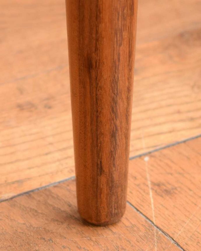 G-PLAN(Gプラン)　アンティーク チェア　Gプランのフレスコシリーズのヴィンテージチェア、丸い座面のダイニングチェア（ブラック）。床を滑らせて移動出来ますHandleではアンティークチェアの脚の裏にフェルトキーパーをお付けしています。(x-500-c)