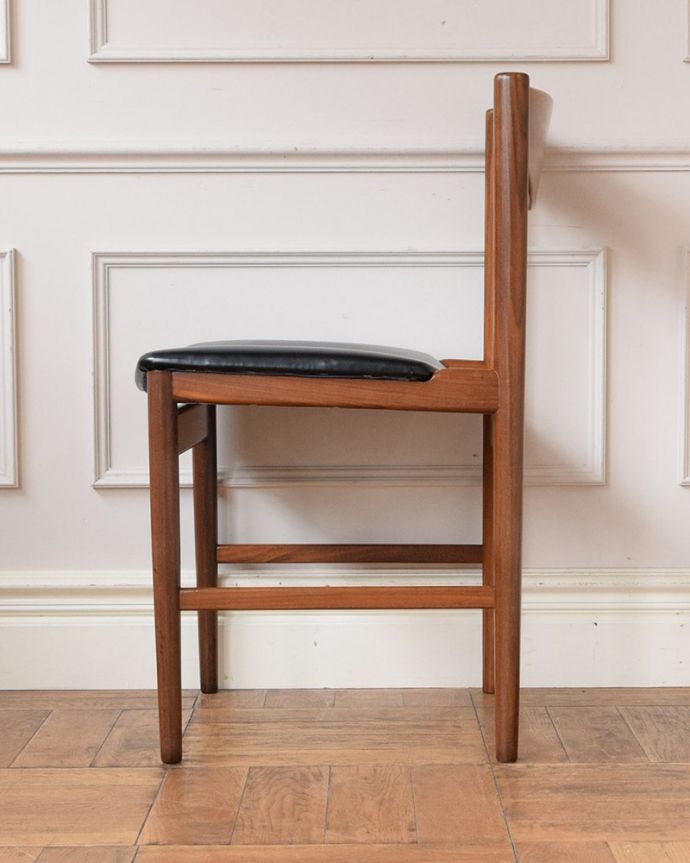 G-PLAN(Gプラン)　アンティーク チェア　ダニッシュチェアー G-plan danish Jpanel back chair。横から見てもスッキリとカッコイイヴィンテージチェアは、もちろん新品ではないので経年変化によるキズはありますが、キレイに修復したので安心して座って下さい。(x-503-c)