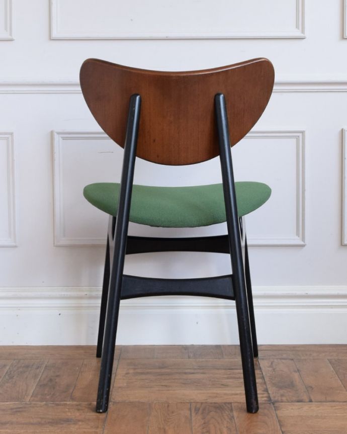 G-PLAN(Gプラン) アンティーク チェア G-planのダイニングチェア、 tola&blackのビンテージチェア。後ろ姿にも自信があります新品ではないので経年変化によるキズはありますが、専門の職人が目立たないようキレイにお直しをしているので、後姿までキレイです。(x-504-c)