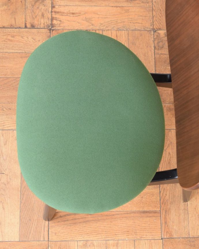 G-PLAN(Gプラン) アンティーク チェア G-planのダイニングチェア、 tola&blackのビンテージチェア。座面を上から見るとこんな感じ長時間座っても疲れません。(x-504-c)