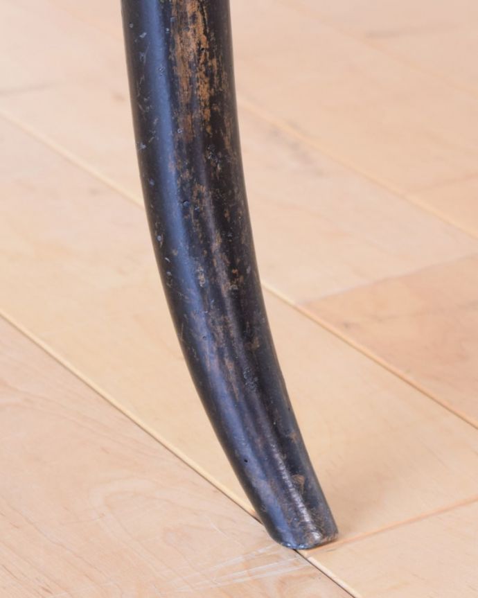 サロンチェア　アンティーク チェア　ナポレオンチェアー napoleon trois chair。床を滑らせて移動出来ますHandleではアンティークチェアの脚の裏にフェルトキーパーをお付けしています。(x-505-c)