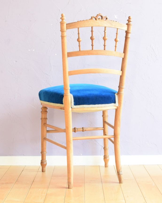 フランスアンティークの椅子の後ろ姿