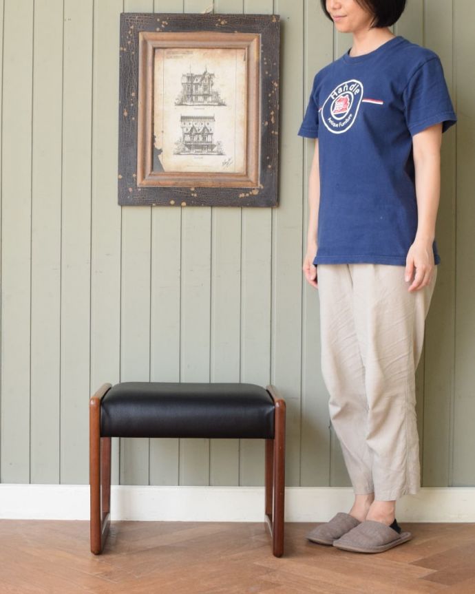 スツール・オットマン　アンティーク チェア　イギリスのビンテージチェア、ブラックの張り地がかっこいいドレッサースツール　座ったり、飾ったり･･･お家のなかの様々シーンで活躍してくれるアンティークのスツール。(x-507-c)