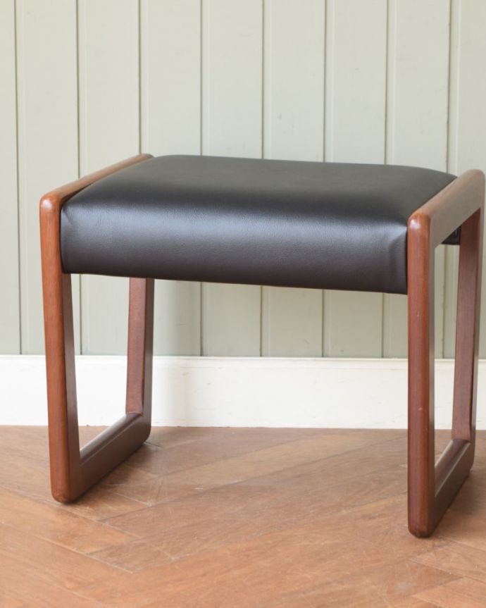 スツール・オットマン　アンティーク チェア　イギリスのビンテージチェア、ブラックの張り地がかっこいいドレッサースツール　しっかり修復しましたアンティークなので経年変化によるキズはありますが、専門の職人が目立たないようキレイにお直しをしているので、安心してお使い下さい。(x-507-c)