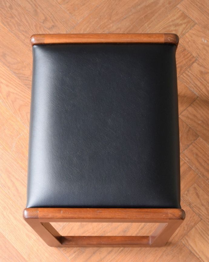 スツール・オットマン　アンティーク チェア　イギリスのビンテージチェア、ブラックの張り地がかっこいいドレッサースツール　座面を上から見るとこんな感じブラックのビニールレザーがカッコよく決まっています。(x-507-c)