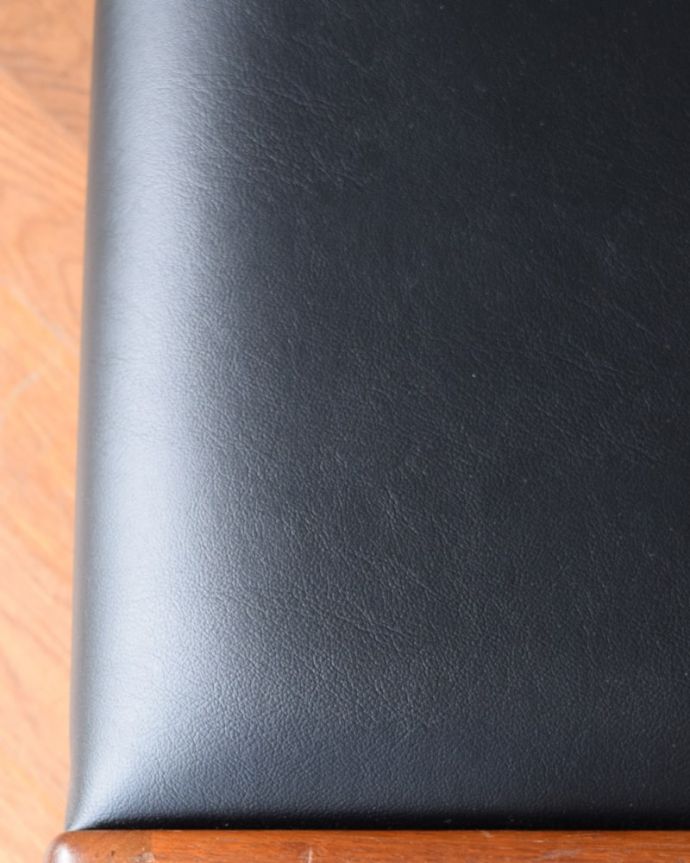 スツール・オットマン　アンティーク チェア　イギリスのビンテージチェア、ブラックの張り地がかっこいいドレッサースツール　座面はオリジナルのままですもちろんきれいにクリーニングしてあるので安心してお使い頂けます。(x-507-c)