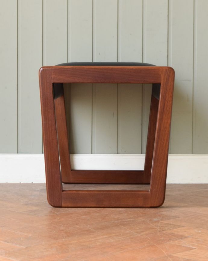 スツール・オットマン　アンティーク チェア　イギリスのビンテージチェア、ブラックの張り地がかっこいいドレッサースツール　360度、どこから見ても美しい脚もしっかり組まれているのがわかります。(x-507-c)