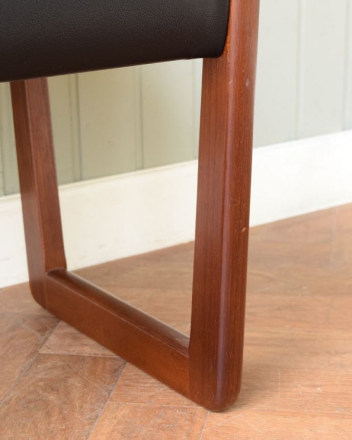 スツール・オットマン　アンティーク チェア　イギリスのビンテージチェア、ブラックの張り地がかっこいいドレッサースツール　移動もラクラクHandleのアンティークチェアの脚の裏には、フェルトキーパーをお付けしています。(x-507-c)