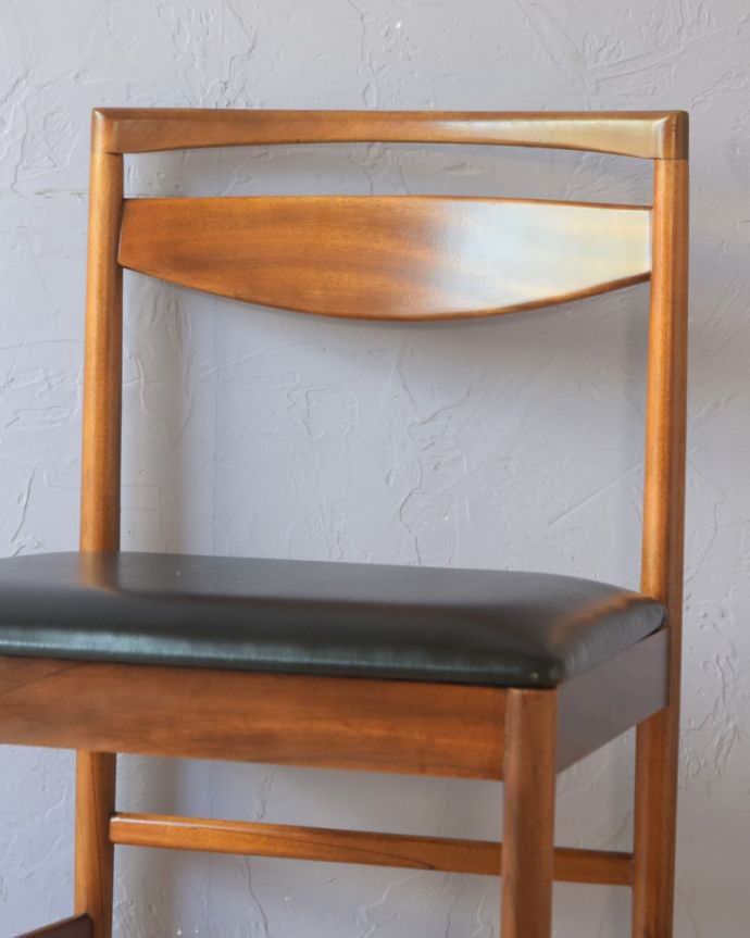 ダイニングチェア アンティークチェア・椅子 ダイニングチェア 後からキュッと支えてくれる背もたれシンプルでスッキリとまとめられたヴィンテージチェア。(x-509-c)