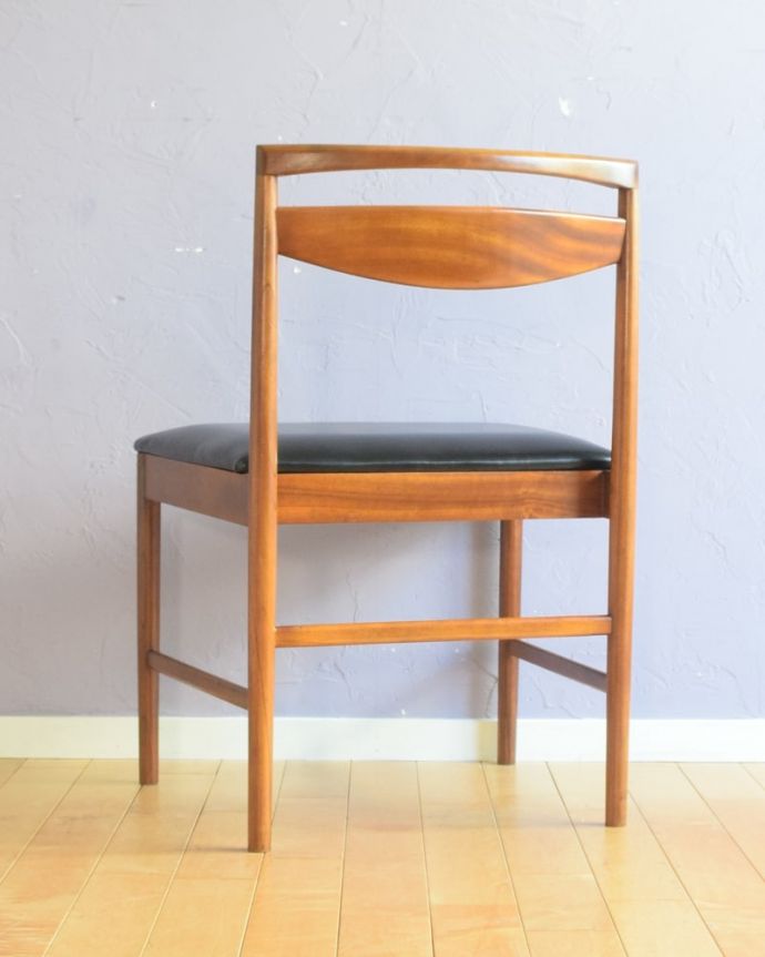 ダイニングチェア アンティークチェア・椅子 ダイニングチェア 後ろ姿にも自信があります新品ではないので経年変化によるキズはありますが、専門の職人が目立たないようキレイにお直しをしているので、後姿までキレイです。(x-509-c)