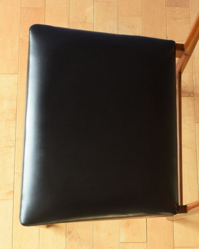 ダイニングチェア アンティークチェア・椅子 ダイニングチェア 座面を上から見るとこんな感じ長時間座っても疲れません。(x-509-c)