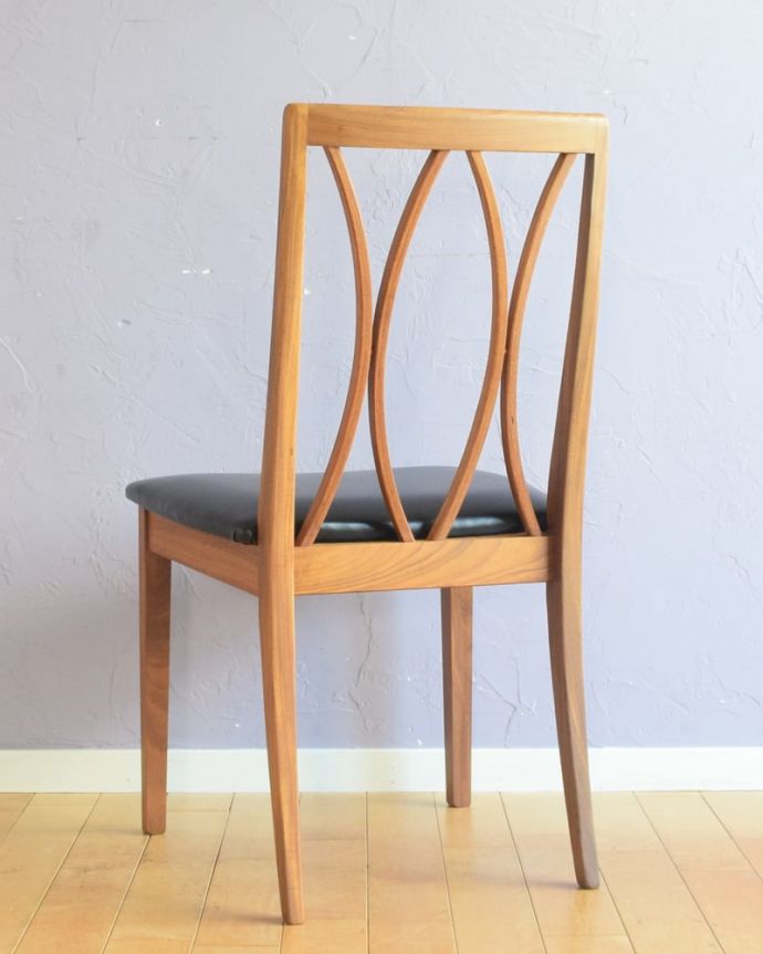 ダイニングチェア　アンティークチェア・椅子　G-planダイニングチェア　後ろ姿にも自信があります新品ではないので経年変化によるキズはありますが、専門の職人が目立たないようキレイにお直しをしているので、後姿までキレイです。(x-512-c)