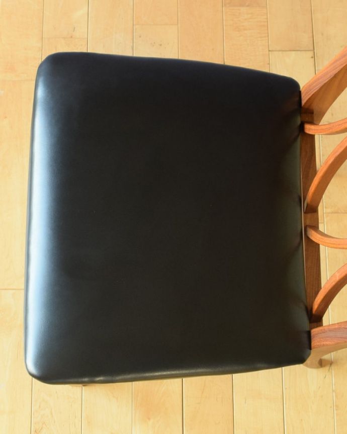 ダイニングチェア　アンティークチェア・椅子　G-planダイニングチェア　座面を上から見るとこんな感じ長時間座っても疲れません。(x-512-c)