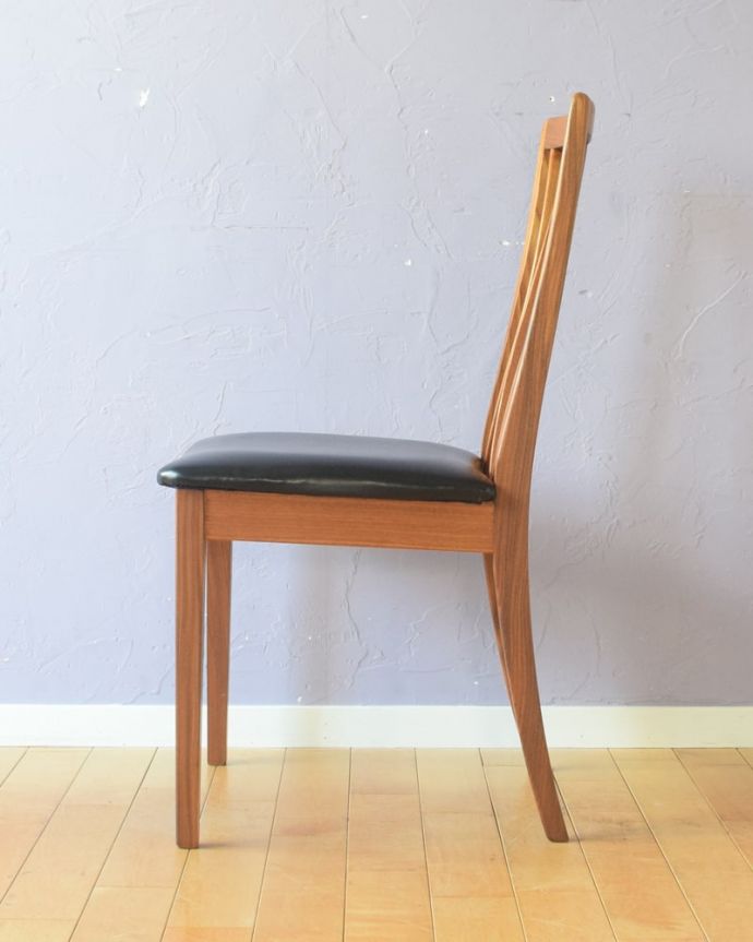 ダイニングチェア　アンティークチェア・椅子　G-planダイニングチェア　横から見てもスッキリとカッコイイヴィンテージチェアは、もちろん新品ではないので経年変化によるキズはありますが、キレイに修復したので安心して座って下さい。(x-512-c)