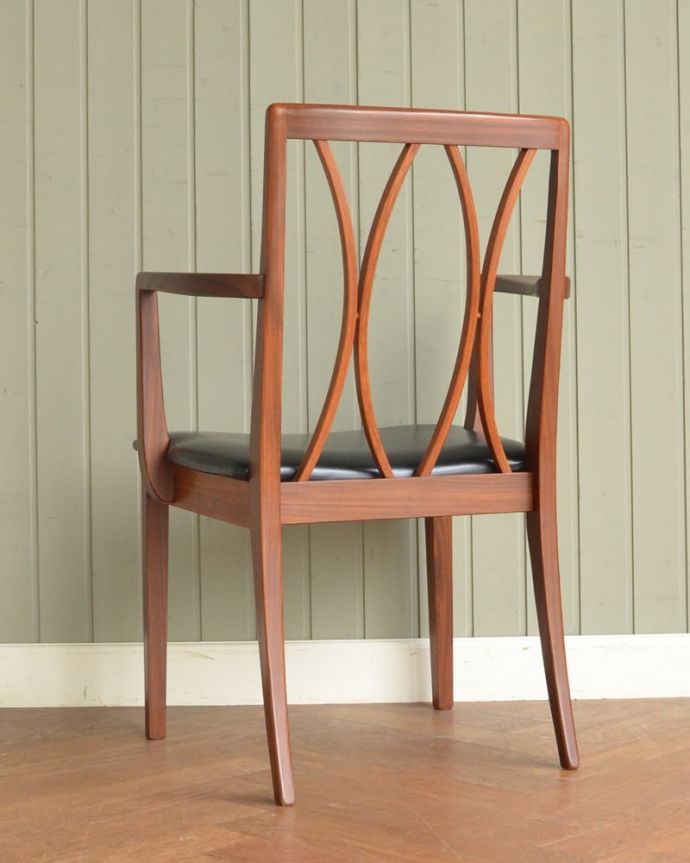 ダイニングチェア　アンティークチェア・椅子　G-planダイニングチェア　後ろ姿にも自信があります新品ではないので経年変化によるキズはありますが、専門の職人が目立たないようキレイにお直しをしているので、後姿までキレイです。(x-513-c)