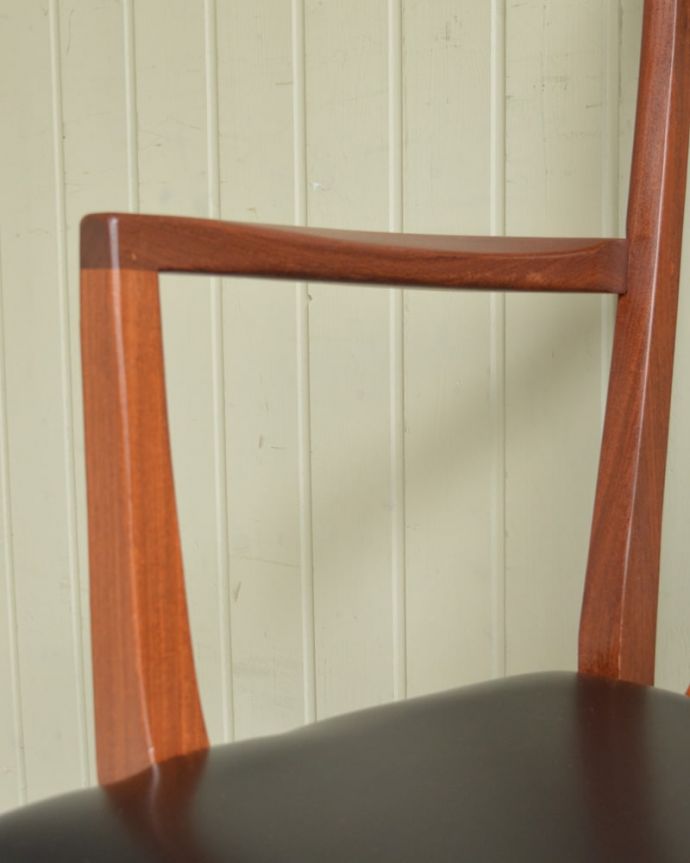 ダイニングチェア　アンティークチェア・椅子　G-planダイニングチェア　アーム部分にも注目肘を掛けておけるアームチェアは座ったときにやっぱりラク。(x-513-c)